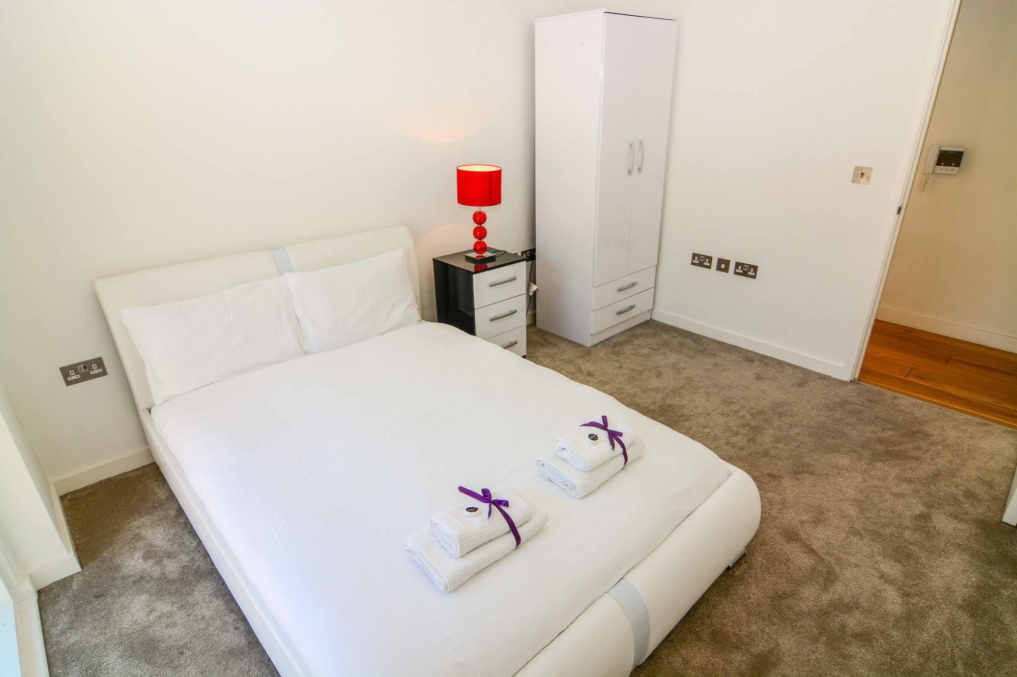 לונדון Apartment Wharf - Cambridge Av מראה חיצוני תמונה